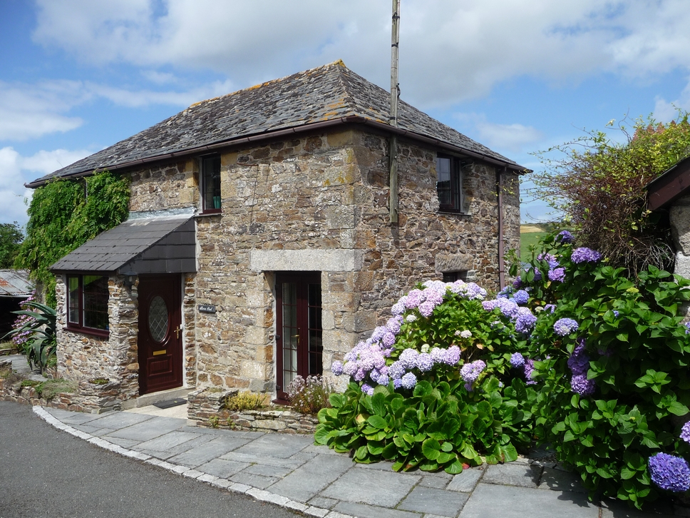Cosy Cornwall holiday cottage with sea view